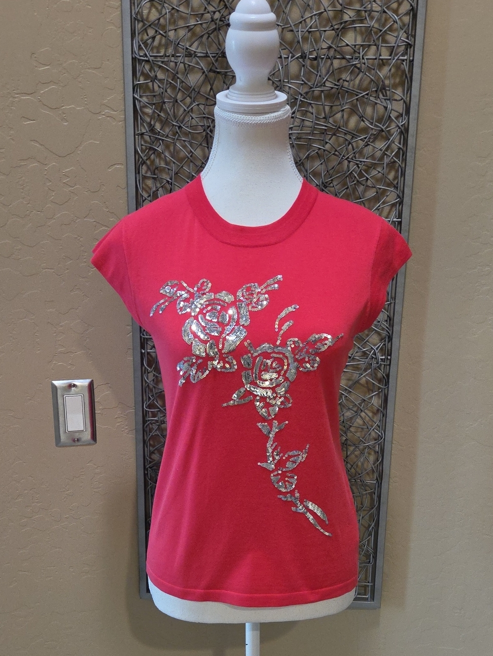 LISLI Women’s Hot Pink Floral Cap Sleeve Sequin Tee